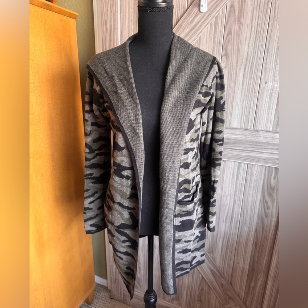 Rachel Zoe Camouflage Hoodie Cardigan/Duster – Stylish & Versatile